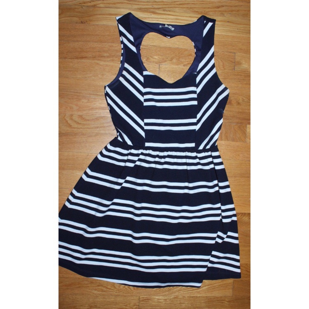 preppy & flirty dress w/ heart shaped cut out